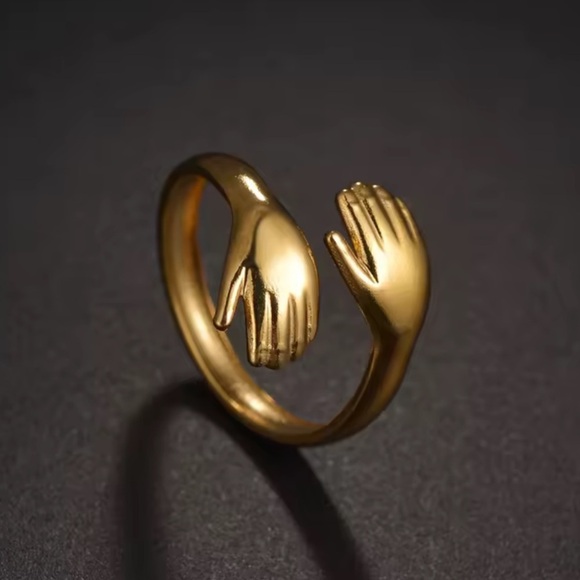 Retro Hand Hug Gold Ring - Picture 5 of 5
